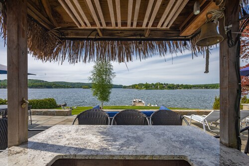 Candlewood Lakefront 3bd/ 2 bath house w/ 180 degree views!