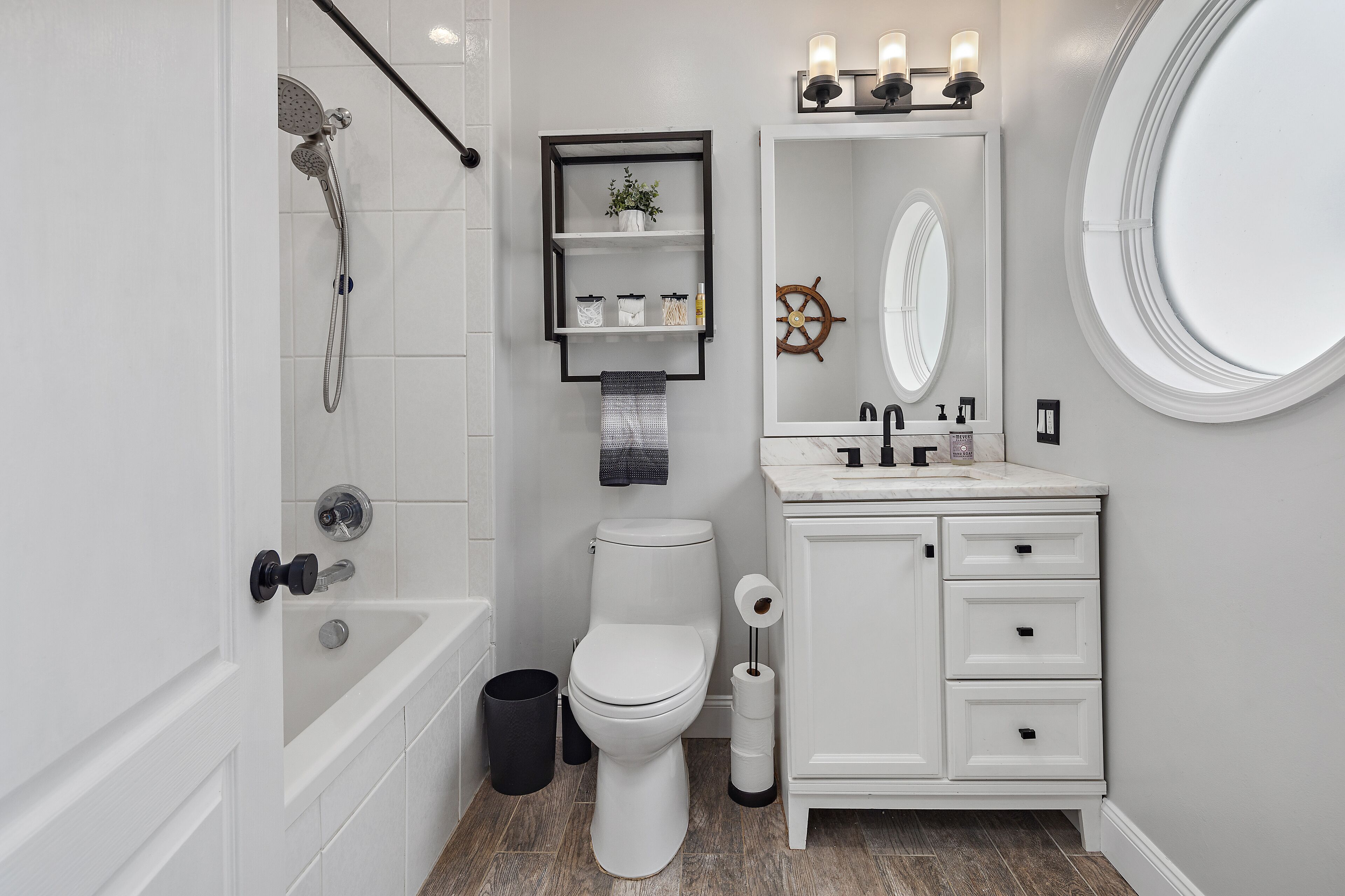 Un baño moderno con bañera, inodoro y lavamanos.