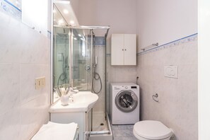 Douche, bidet, serviettes fournies