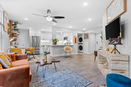 Smart TV, books. Luxe Modern Escape. Pool,H.Tub+Park+ Gym, Close to beaches and walk everywhere !