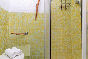 Regadera, bidet, toallas 