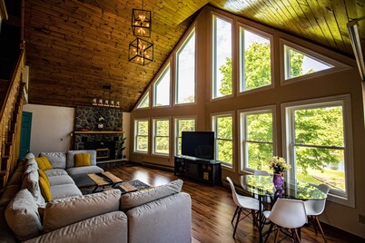 🌞Paradise Palace Waterfront Cottage hottub 7BR🌞 3500 sq ft. Large games room