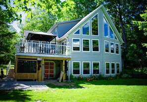 Exterior - 🌞Paradise Palace Waterfront Cottage hottub 7BR🌞 3500 sq ft. Large games room (Bobcaygeon)