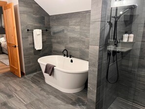 Baignoire, sĂšche-cheveux, serviettes fournies, savon