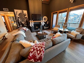 Smart TV, chimenea, estéreo