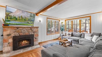 Smart-TV, peis og bøker