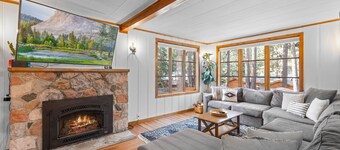 Perfect location! Cabin w/ hot tub- walk to beach, golf & trails