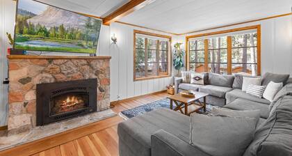 Perfect location! Cabin w/ hot tub- walk to beach, golf & trails