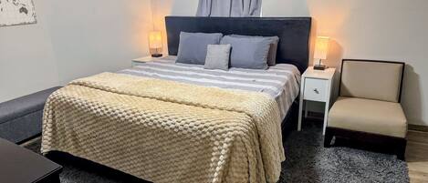 1 habitación, escritorio, tabla de planchar con plancha y cuna de viaje