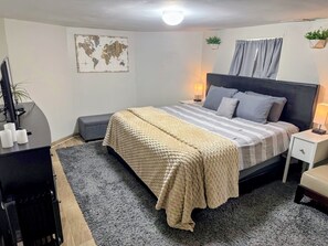 1 bedroom, desk, iron/ironing board, travel crib - King Bed & In-Unit Laundry! (Chicago)