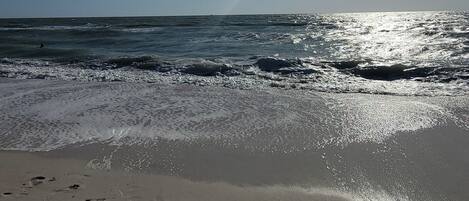 Una playa cerca, sillas reclinables de playa, toallas de playa
