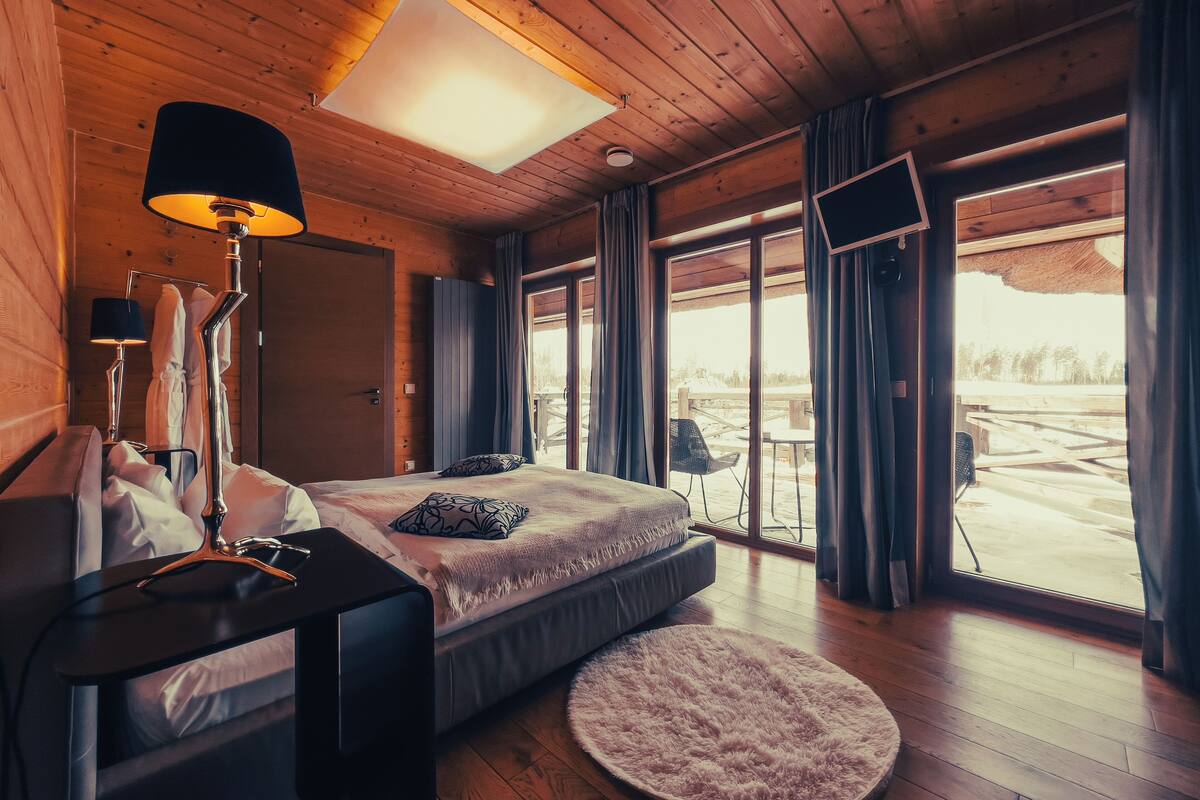 Ropa de cama de alta calidad y caja de seguridad en la habitación 