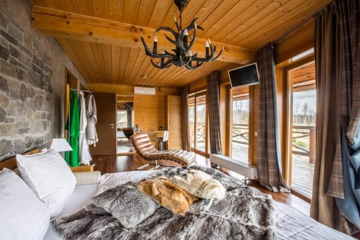 Ropa de cama de alta calidad y caja de seguridad en la habitación 