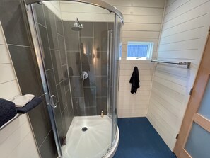 Een douche, een haardroger, handdoeken, zeep