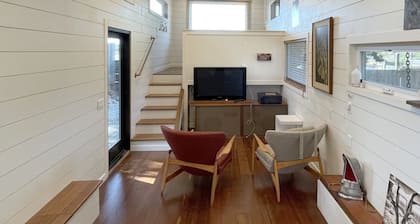 Ocean View, Self/ck in Gallery Guesthouse gallery w/t deck & private parking