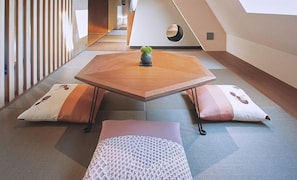 Familie-studiosuite | Dundyner, safe på rommet, skrivebord og blendingsgardiner