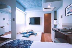 ألحفة محشوة بالريش وخزنة داخل الغرفة ومكتب وستائر تعتيم