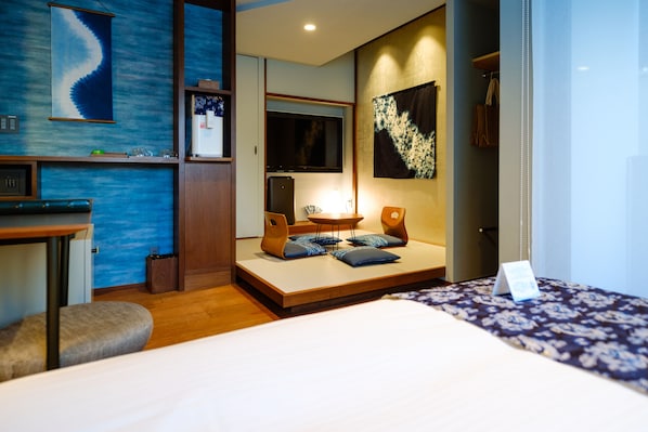 Dobbelt- eller tomannsrom – deluxe | Dundyner, safe på rommet, skrivebord og blendingsgardiner