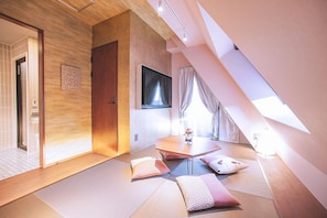 Familie-studiosuite | Dundyner, safe på rommet, skrivebord og blendingsgardiner