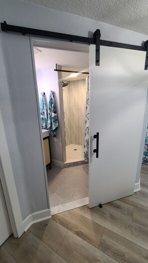 Duschwanne, Handtücher, Toilettenpapier