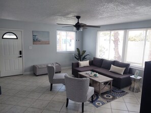 Smart TV - Entire house a mere hundred yards from the sugary sands and Gulf! (Redington Beach)