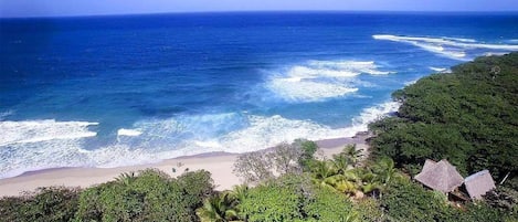 Playa privada, sillas reclinables de playa