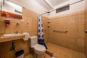 Amenidades de baño gratuitas, toallas, jabón, papel de baño