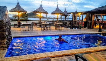 Szabadtéri medence, nyitva 8:00 és 21:00 között, napernyők