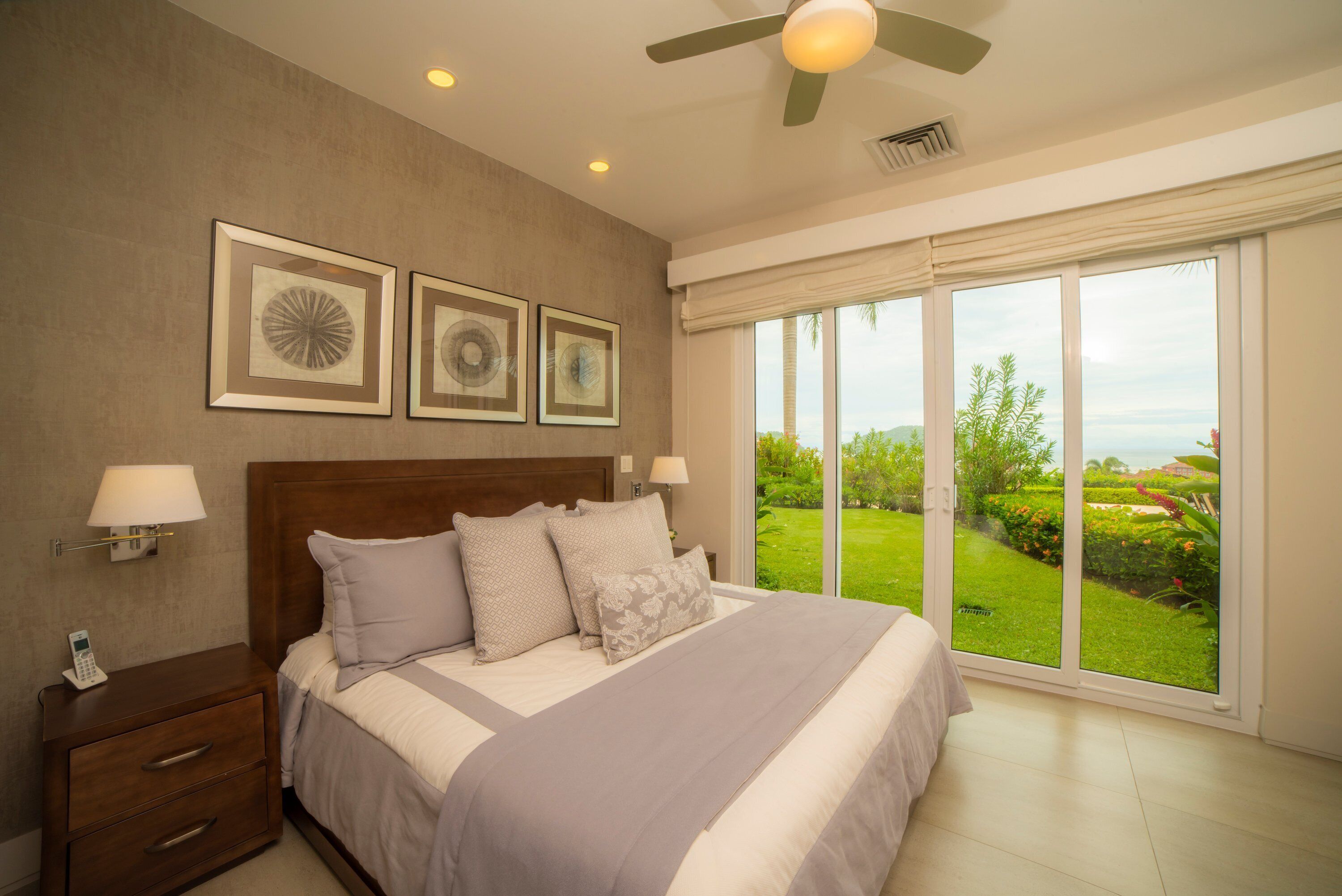 3 dormitorios, tabla de planchar con plancha, cuna de viaje