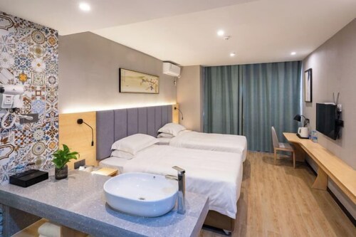 Danzhou Guanlan Shangpin International Hotel
