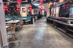 Ein Restaurantinneres mit Sitzecken, Tischen und einer Theke.