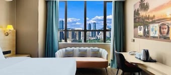 Danzhou Guanlan Shangpin International Hotel
