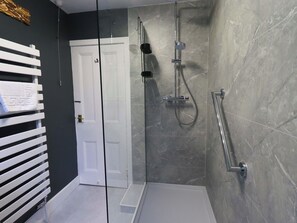 Bathroom - Yewbarrow Cottage (Grange-over-Sands)