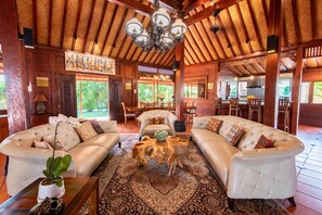 Madura Villa | リビング エリア | 50 インチのスマートテレビ (デジタル放送視聴可)、テレビ