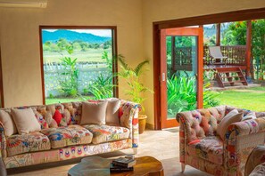 Frangipani Villa | リビング エリア | 50 インチのスマートテレビ (デジタル放送視聴可)、テレビ