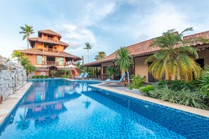 Egyptian cotton sheets, premium bedding, memory-foam beds - Limasan Villa Langkawi (Langkawi)