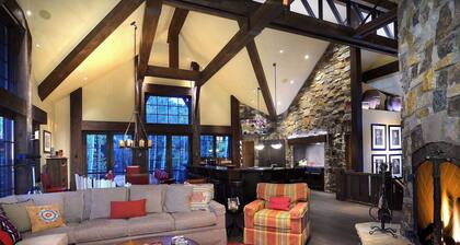 The Gray Fox! Luxury, Hot tub, Sauna, Ski in/out