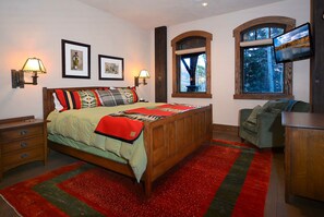 6 bedrooms, desk, iron/ironing board, travel cot - The Gray Fox! Luxury, Hot tub, Sauna, Ski in/out (Mt. Crested Butte)