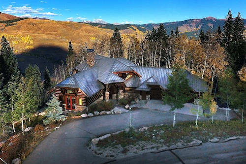 The Gray Fox! Luxury, Hot tub, Sauna, Ski in/out