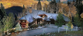The Gray Fox! Luxury, Hot tub, Sauna, Ski in/out