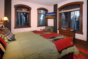 6 bedrooms, desk, iron/ironing board, travel crib