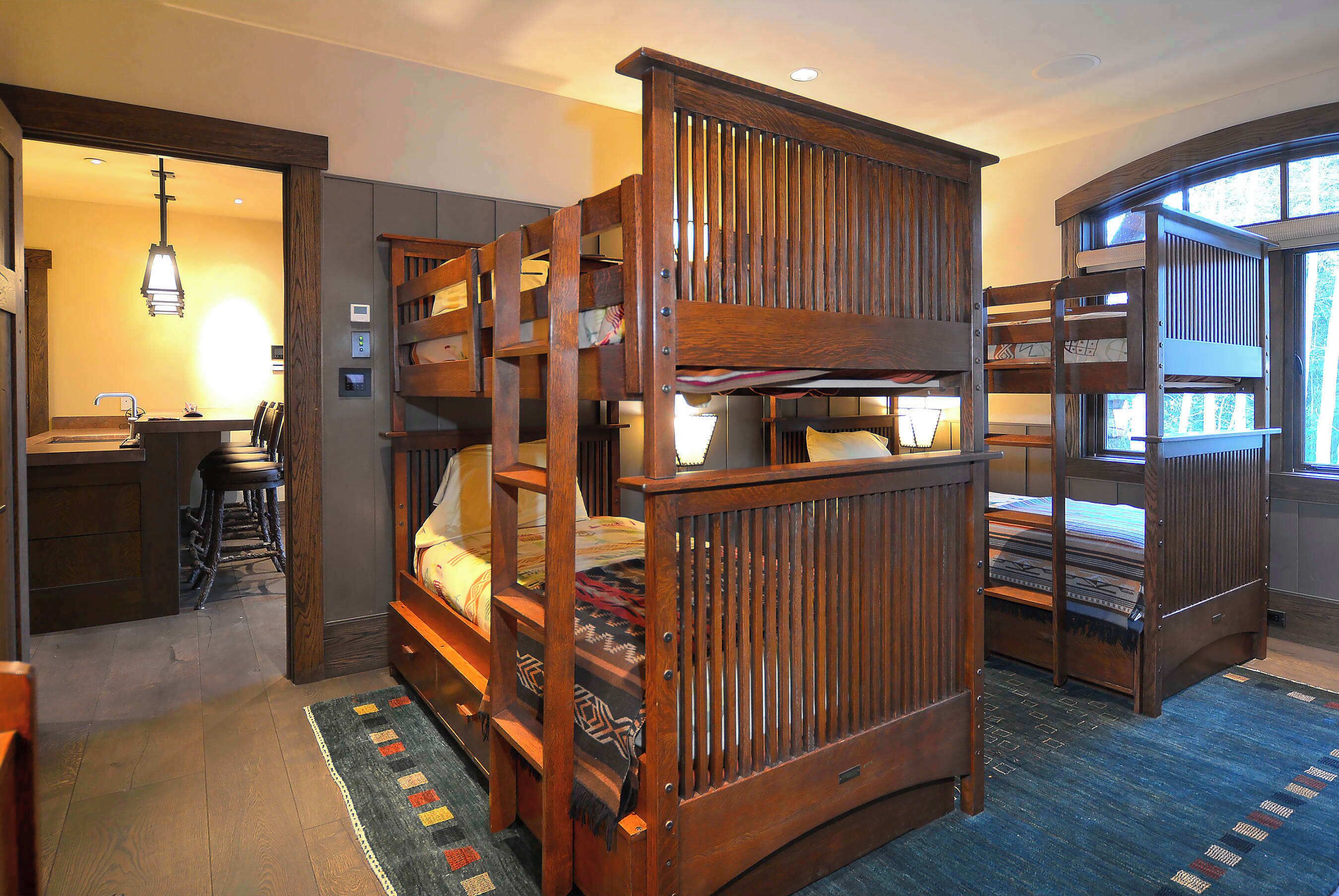 6 bedrooms, desk, iron/ironing board, travel cot