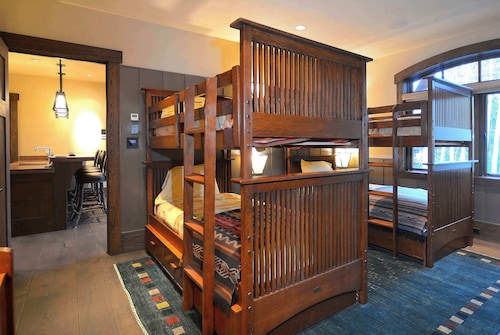 The Gray Fox! Luxury, Hot tub, Sauna, Ski in/out