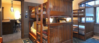 The Gray Fox! Luxury, Hot tub, Sauna, Ski in/out