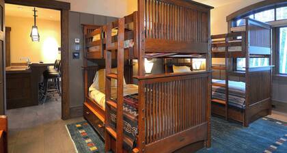 The Gray Fox! Luxury, Hot tub, Sauna, Ski in/out