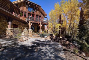 Terrace/patio - The Gray Fox! Luxury, Hot tub, Sauna, Ski in/out (Mt. Crested Butte)