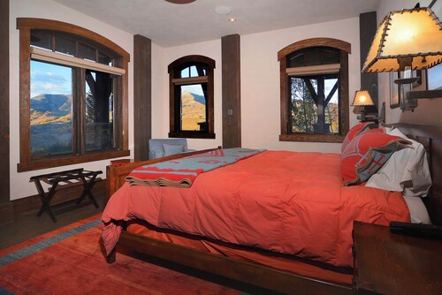 The Gray Fox! Luxury, Hot tub, Sauna, Ski in/out