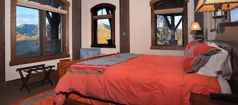 The Gray Fox! Luxury, Hot tub, Sauna, Ski in/out
