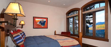 6 Schlafzimmer, Schreibtisch, Bügeleisen/Bügelbrett, Reisekinderbett