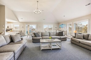 Tv, pejs, dvd-afspiller, bøger